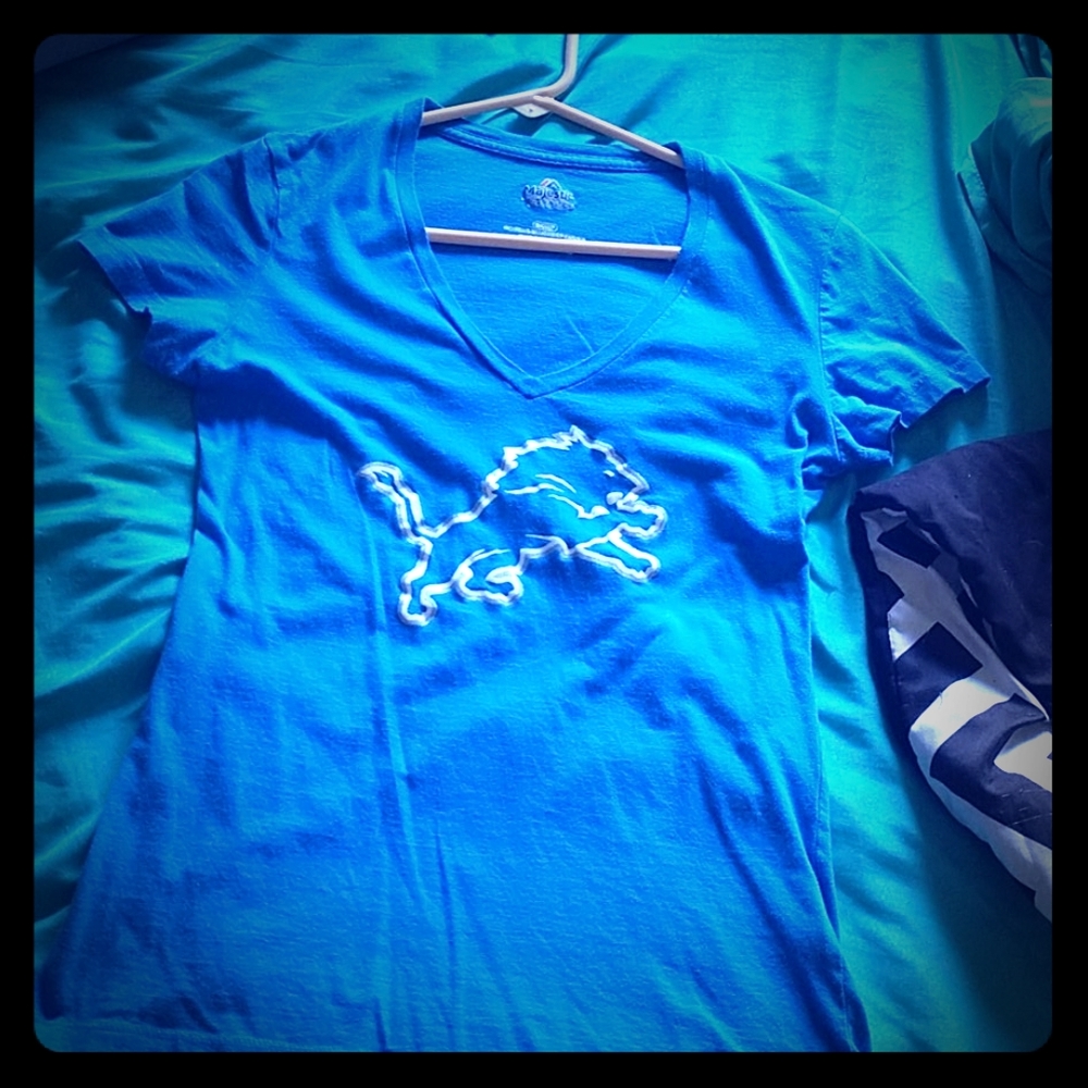 Lions v neck tee